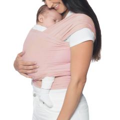 Madre llevando a un bebé de cara a la carretera en un portabebés Aura Wrap Blush Pink