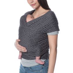 Madre llevando a un bebé de cara a la carretera en un portabebés Aura Wrap Twinkle Grey