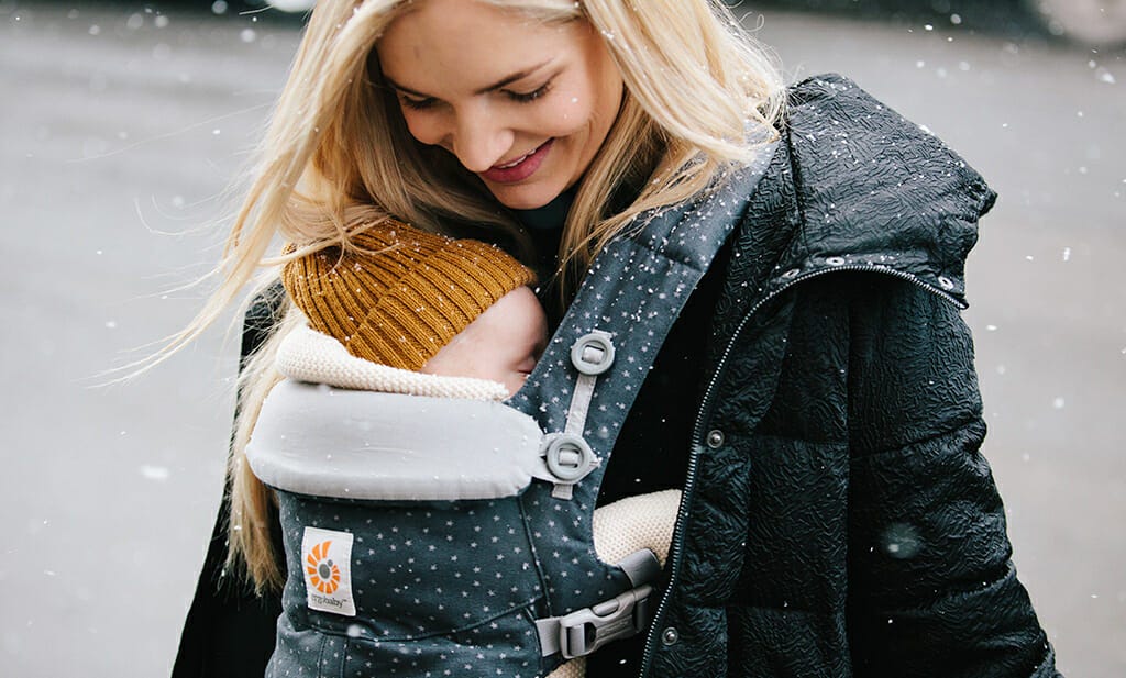 Porteo en Invierno: ¡Qué frío hace fuera! ¿Cuándo usar un mono de nieve para bebés y cuándo evitarlo? ¡Y qué usar en su lugar!